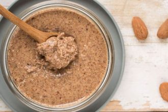 Homemade βούτυρο αμυγδάλου για απόλαυση με λίγες θερμίδες!