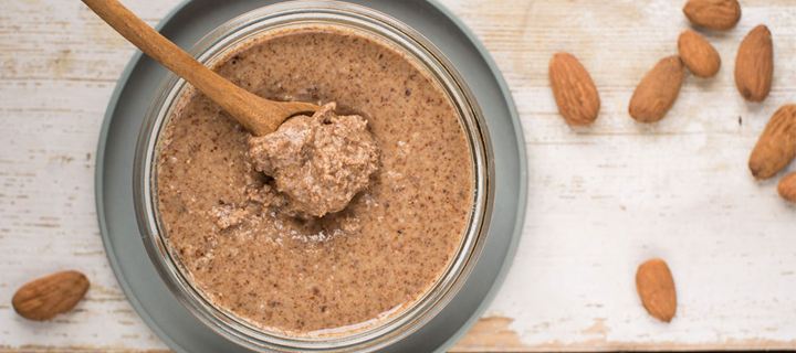 Homemade βούτυρο αμυγδάλου για απόλαυση με λίγες θερμίδες!