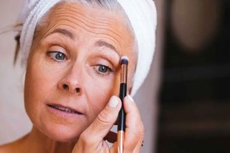 Μήπως το μακιγιάζ σάς γερνάει; Tips and tricks για να φαίνεστε νεώτερες!