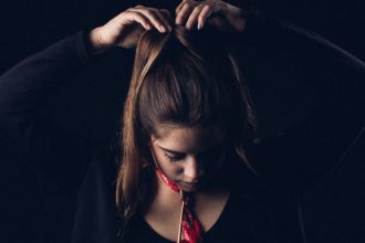 Πώς θα κάνεις το τέλειο high ponytail μέσα σε 2 λεπτά