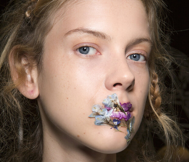 Αν ακολουθήσεις αυτά τα ΠΟΛΥ απλά βήματα, δεν θα ξανασκάσουν τα χείλη σου την άνοιξη