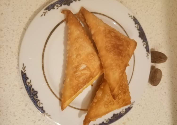 Τυροπιτακια με φύλλο κρούστας και τυροβολια Μυκόνου