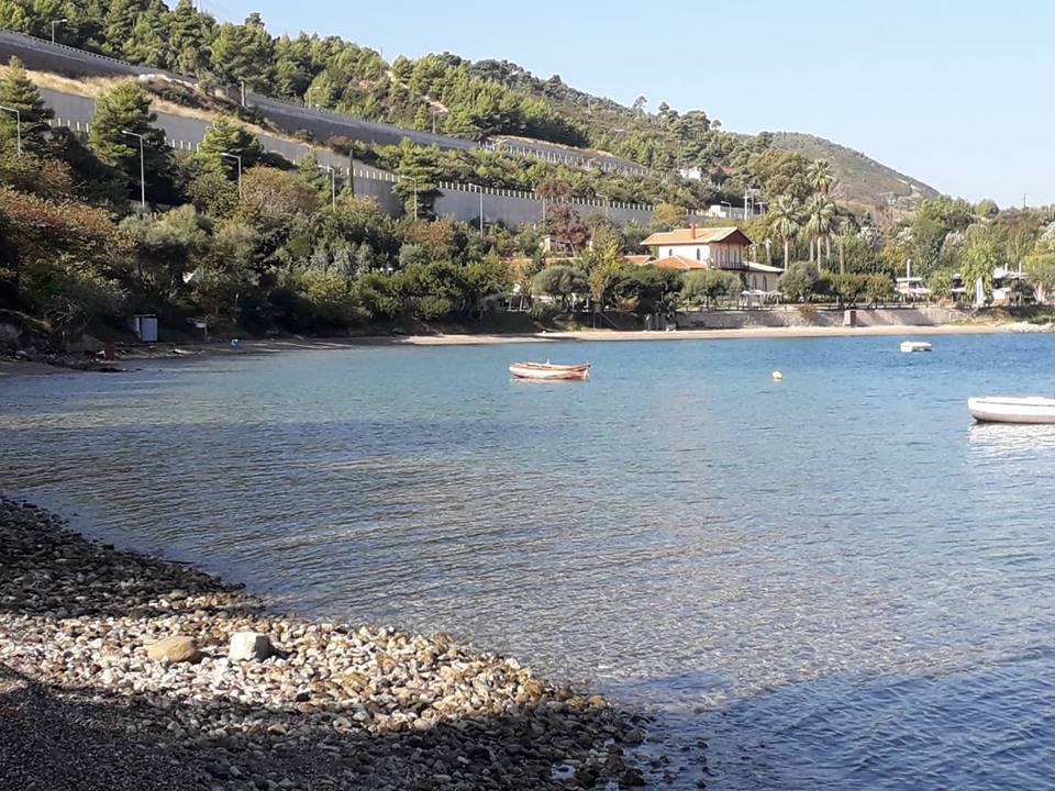 Πανικός στο Λαμπίρι: Αγωνιώδεις προσπάθειες λουόμενων να σώσουν γυναίκα που πνιγόταν!