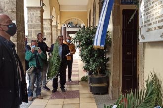 Στεφάνι για το Πολυτεχνείο από τον Χαράλαμπο Μπονάνο