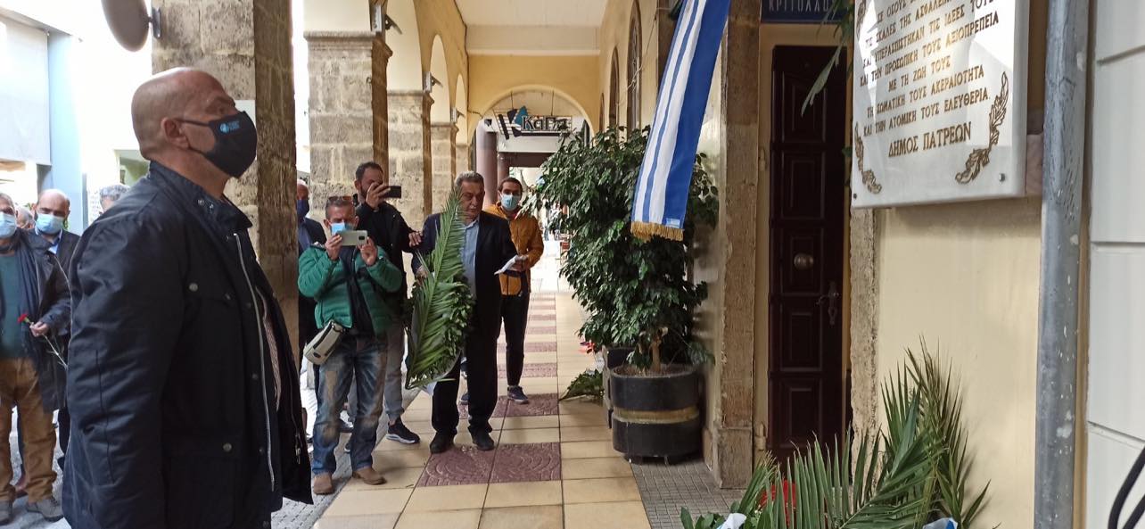 Στεφάνι για το Πολυτεχνείο από τον Χαράλαμπο Μπονάνο