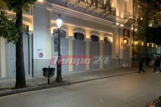 Πάτρα: Η εντυπωσιακή εικόνα του Δημαρχείου και... η μάστιγα της αφίσας (ΦΩΤΟ)