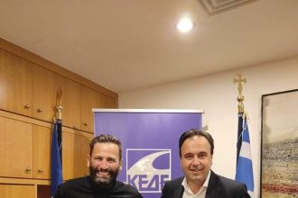 Ο Σοφοκλής Τσιμπλοστεφανάκης στη συνεδρίαση επιτροπής της ΚΕΔΕ