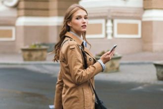 Κι όμως τα κουμπιά στους ώμους των παλτό μας έχουν λόγο ύπαρξης -Η απίστευτη χρήση τους