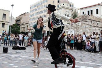 Θέατρο δρόμου «ΥΠΗΡΕΤΗΣ ΔΥΟ ΑΦΕΝΤΑΔΩΝ» από την θεατρική ομάδα START