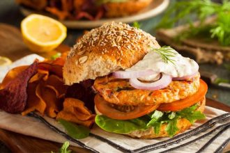 Burger σολομού για να εντυπωσιάσετε τους καλεσμένους σας!