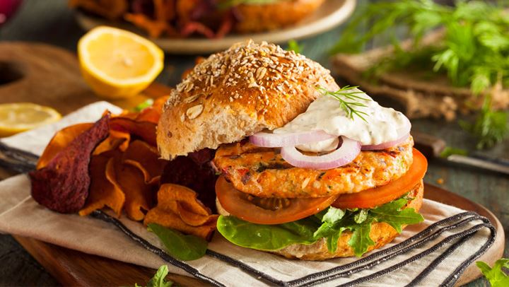 Burger σολομού για να εντυπωσιάσετε τους καλεσμένους σας!