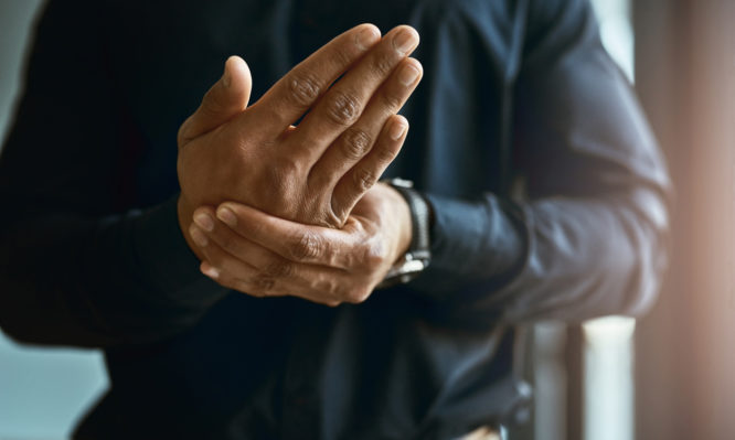 Μούδιασμα χεριών: Όλες οι πιθανές αιτίες [λίστα]