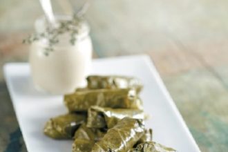 Ντολμαδάκια με αρωματική σάλτσα ταχινιού