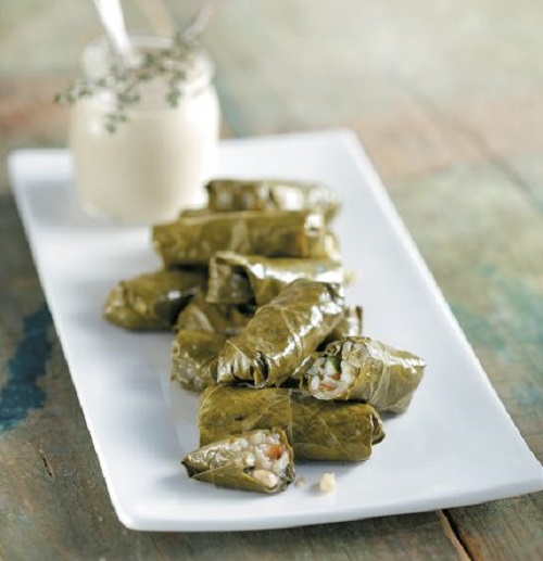 Ντολμαδάκια με αρωματική σάλτσα ταχινιού