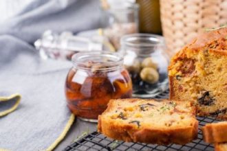 Νηστίσιμη ελιόπιτα με πορτοκάλι και καρύδια