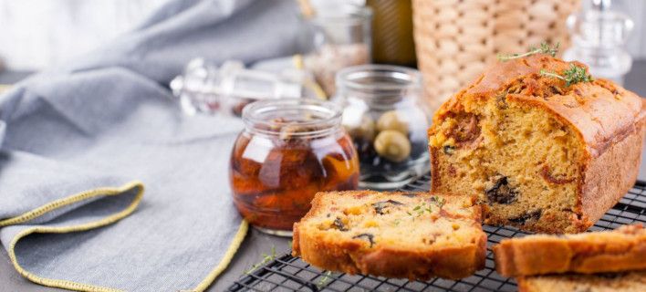 Νηστίσιμη ελιόπιτα με πορτοκάλι και καρύδια