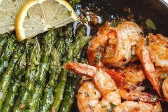 Γαρίδες σαγανάκι με σπαράγγια