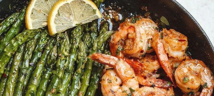 Γαρίδες σαγανάκι με σπαράγγια