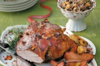 Χοιρινό μπούτι γαρνιρισμένο με γέμιση και σοταρισμένα κυδώνια