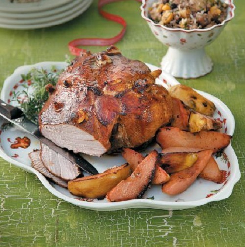 Χοιρινό μπούτι γαρνιρισμένο με γέμιση και σοταρισμένα κυδώνια