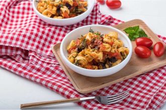 Ζυμαρικά με ψητές μελιτζάνες, ελιές και πέστο αμυγδάλου