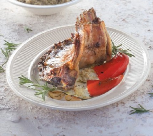 Καρέ αρνιού με πουρέ μελιτζάνας και γεμιστές πιπεριές Φλωρίνης