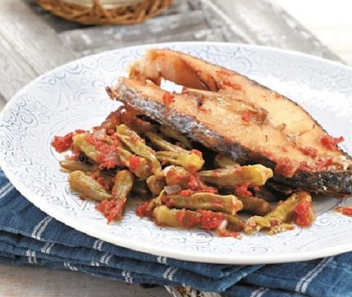 Ροφός στο φούρνο με μπάμιες