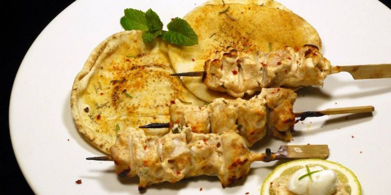 Σουβλάκια κοτόπουλου μαριναρισμένα σε γιαούρτι με μπαχαρικά