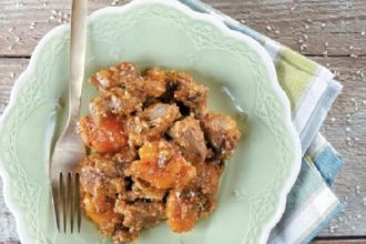 Γλυκόξινο κατσίκι με βερίκοκα και παστέλι