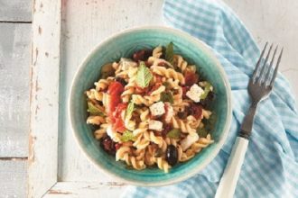 Βίδες με χωριάτικη σαλάτα