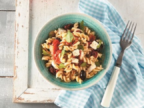 Βίδες με χωριάτικη σαλάτα