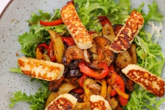 Λαχταριστή σαλάτα με χαλούμι και ψητά λαχανικά