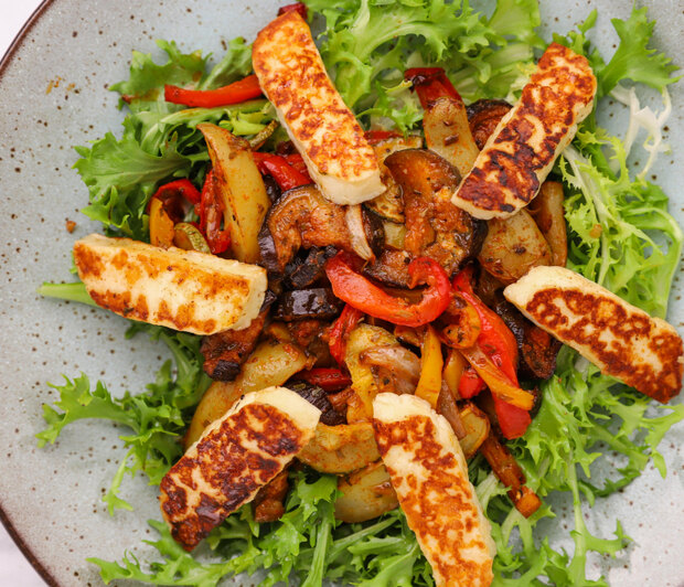 Λαχταριστή σαλάτα με χαλούμι και ψητά λαχανικά