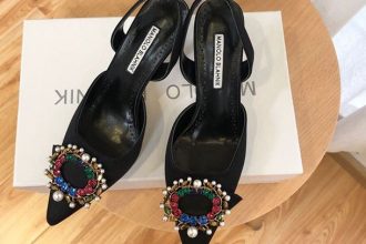 Ο Manolo Blahnik καλεί τον κόσμο να δώσει χρώμα στα διάσημα παπούτσια του