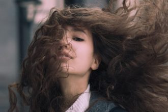 Έχεις σγουρά μαλλιά; Τα 10 χτενίσματα που μπορείς να κάνεις