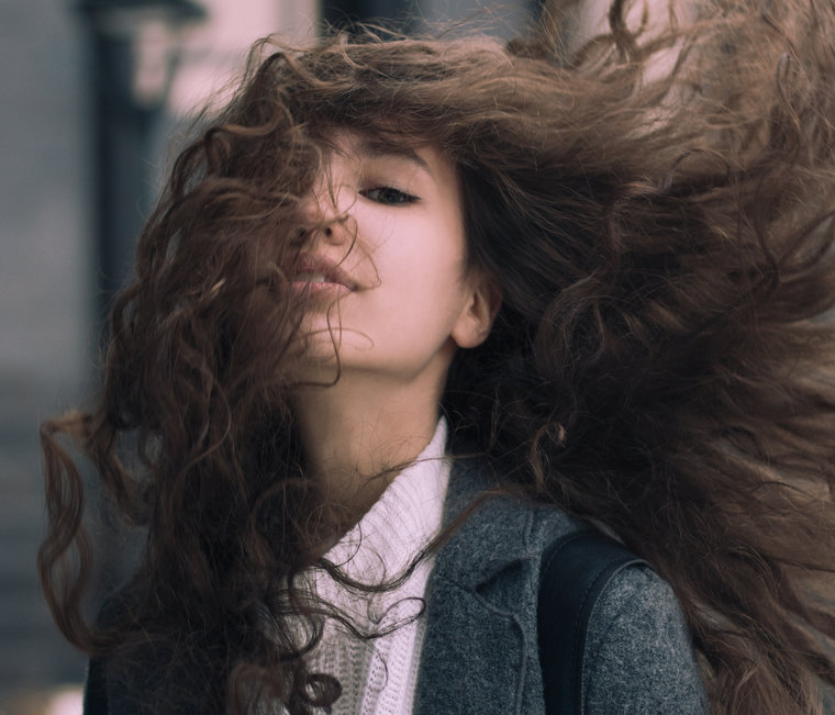 Έχεις σγουρά μαλλιά; Τα 10 χτενίσματα που μπορείς να κάνεις