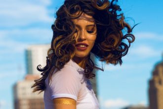 Πώς να φορέσεις το κόκκινο κραγιόν τις πρωινές ώρες, ώστε να δείχνει sexy και καθόλου too much