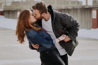 «Είμαι 18, είναι 29. Πώς να τον κάνω να με προσέξει;»