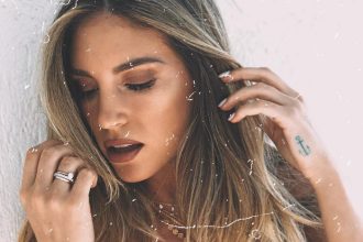 Το look της Αθηνάς Οικονομάκου που θα σε βγάλει ασπροπρόσωπη όλο τον Αύγουστο