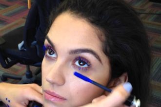 Μπλε βλεφαρίδες: Η τάση για φέτος που θα απογειώσει το βλέμμα σου