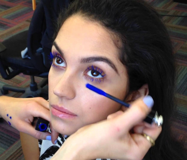 Μπλε βλεφαρίδες: Η τάση για φέτος που θα απογειώσει το βλέμμα σου