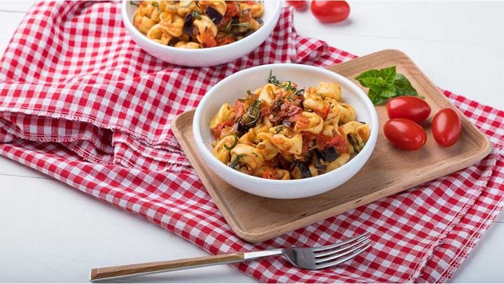 Ζυμαρικά με ψητές μελιτζάνες, ελιές και πέστο αμυγδάλου