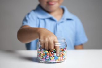 Πώς να μειώσετε τη ζάχαρη που παίρνει συνολικά το παιδί – 5 έξυπνοι τρόποι