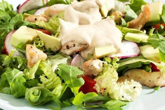 Σαλάτα ρόκα με κοτόπουλο και αβοκάντο