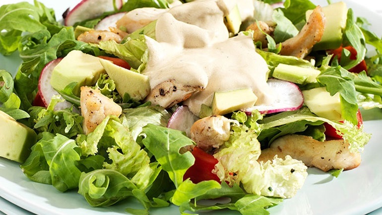 Σαλάτα ρόκα με κοτόπουλο και αβοκάντο