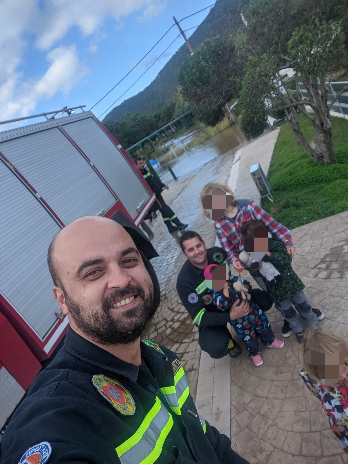 ΣΕΔΙΠ: Οι ανθρώπινες ιστορίες στα πλημμυρισμένα χωριά της Αχαΐας - Συγκινούν οι εθελοντές - ΦΩΤΟ