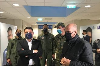 Χαρ. Μπονάνος: Στο εμβολιαστικό κέντρο παρέα με τον Χαρδαλιά