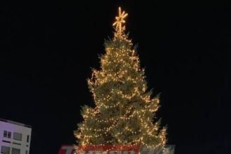 Πάτρα: Φωταγωγήθηκε το δέντρο στην πλατεία Γεωργίου - Το πρόγραμμα των Χριστουγεννιάτικων εκδηλώσεων ΦΩΤΟ