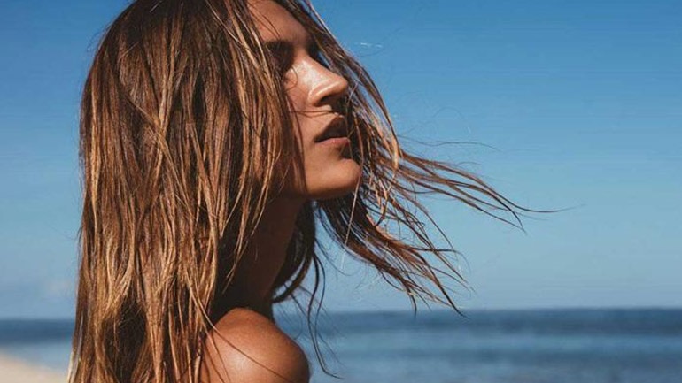 4 tips που σας προτείνουμε για να προστατεύσετε τα μαλλιά σας