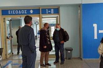 Χαράλαμπος Μπονάνος: Δώρα και ευχές σε "Κιβωτό Αγάπης" και Εμβολιαστικό Κέντρο